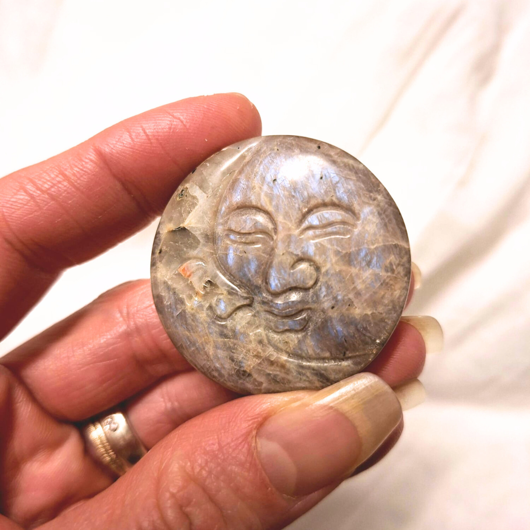 Weisser Labradorit Mond – Handgeschliffener Mondstein-Effekt, ca. 4 cm