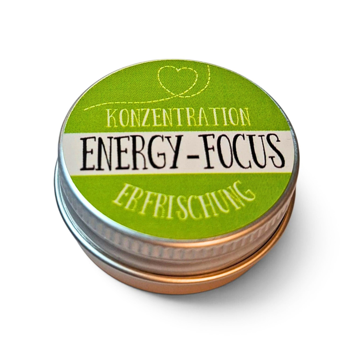 Energy-Focus – Natürlicher Seelen-Aroma-Balsam – 15 g
Mit Zitrone, Bergamotte, Limette, Pfefferminze &amp; Zeder | Made in Switzerland
Dein natürlicher Begleiter für Konzentration, Wachheit, Fokus und frischen Geist.
Produktbeschreibung

Der natürliche Frischekick für Kopf und Sinne: Der Energy-Focus Seelen-Aroma-Balsam ist deine pflanzliche Soforthilfe, wenn die Konzentration nachlässt oder der Alltagsstress die Gedanken vernebelt. Die vitalisierende Duftkomposition aus 100 % naturreinen, bio-zertifizierte