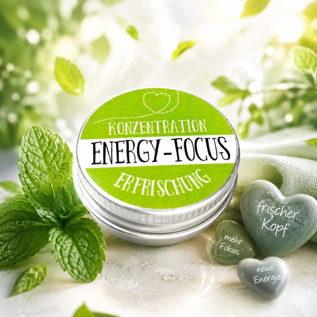 Energy-Focus – Natürlicher Seelen-Aroma-Balsam – 15 g
Mit Zitrone, Bergamotte, Limette, Pfefferminze & Zeder | Made in Switzerland
Dein natürlicher Begleiter für Konzentration, Wachheit, Fokus und frischen Geist.
Produktbeschreibung

Der natürliche Frischekick für Kopf und Sinne: Der Energy-Focus Seelen-Aroma-Balsam ist deine pflanzliche Soforthilfe, wenn die Konzentration nachlässt oder der Alltagsstress die Gedanken vernebelt. Die vitalisierende Duftkomposition aus 100 % naturreinen, bio-zertifizierte