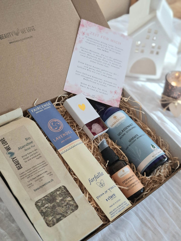 Anti-Stress Geschenk-Set mit Bio-Tee, Lavendel-Räucherstäbchen, Massageöl & Schaumbad, Rosenquarz Herz. Natürliche Pflege aus der Schweiz.