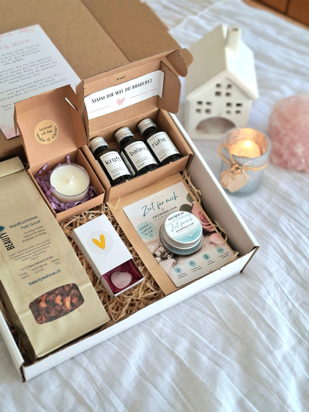 Für alle, die ein besonderes und persönliches Geschenk suchen – fernab von 08/15-Geschenken von der Stange.

Diese Selfcare Geschenkbox verbindet kleine Wohlfühlmomente. Mit ausgewählten Schweizer Produkten, gemütlichen Details und ganz viel Herz entsteht ein Wohlfühlgeschenk für Frauen, das zum Entspannen, Abschalten und Geniessen einlädt. Diese Geschenkbox sagt auf besondere Weise „Ich denke an dich“ und "ich hab dich lieb". 

