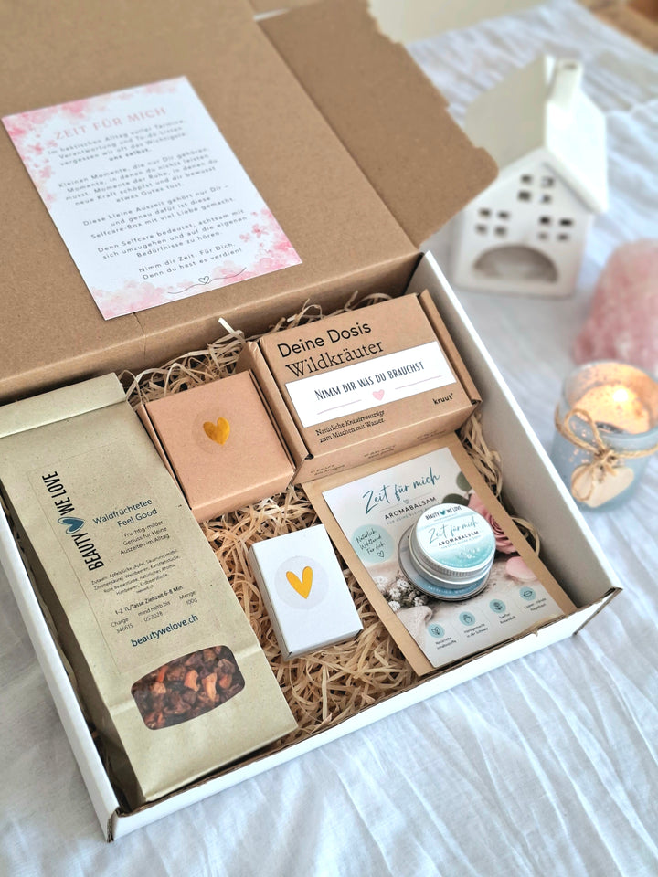 Für alle, die ein besonderes und persönliches Geschenk suchen – fernab von 08/15-Geschenken von der Stange.

Diese Selfcare Geschenkbox verbindet kleine Wohlfühlmomente. Mit ausgewählten Schweizer Produkten, gemütlichen Details und ganz viel Herz entsteht ein Wohlfühlgeschenk für Frauen, das zum Entspannen, Abschalten und Geniessen einlädt. Diese Geschenkbox sagt auf besondere Weise „Ich denke an dich“ und "ich hab dich lieb". 


