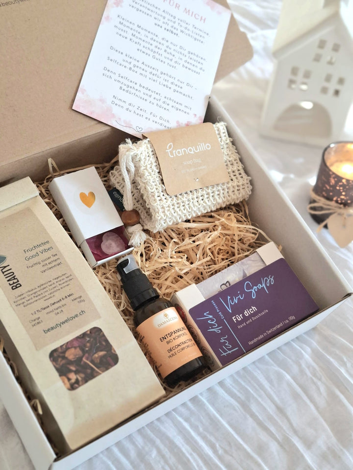 Diese liebevoll gestaltete Selfcare Box ist mehr als ein Geschenk – sie ist eine Einladung, innezuhalten, durchzuatmen und sich selbst Gutes zu tun. Perfekt für dich oder als achtsames Geschenk für Herzensmenschen.
Mit Pflegeprodukten und Tee aus der Schweiz