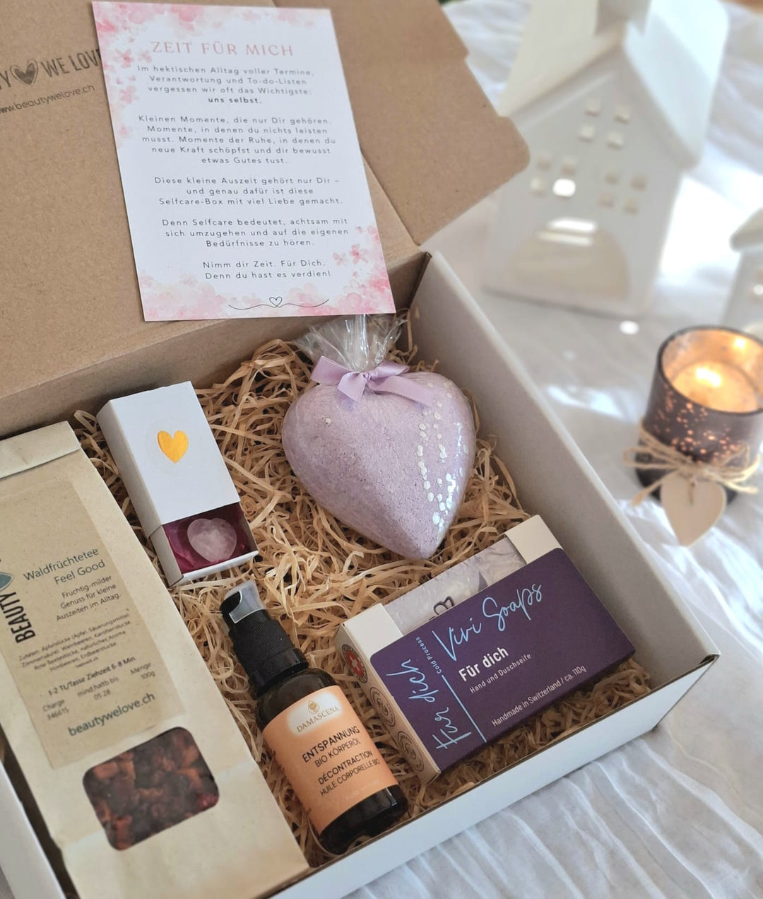 Liebevoll gestaltete Selfcare Geschenkbox mit Tee Mischung Relax Pur, Lavendel-Badekugel, Naturseife, Körperöl, Rosenquarz und Karte „Zeit für mich“. Für achtsame Wohlfühlmomente – Swiss Made.