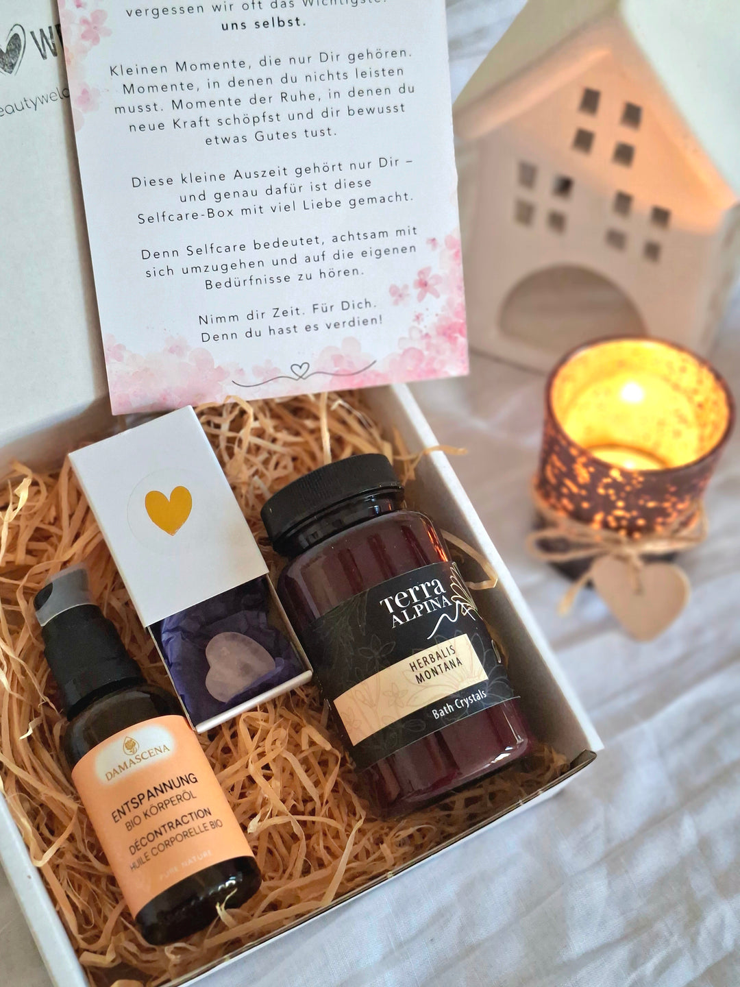 Diese Selfcare-Box ist mehr als ein Geschenk – sie ist eine Einladung zum Innehalten, Durchatmen und Entspannen. Alles liebevoll verpackt in einer natürlichen Geschenkbox – bereit zum Verschenken. Mit Schweizer Pflegeprodukten, wie Pflegeöl Entspannung und Herbalis Montana Badesalz.