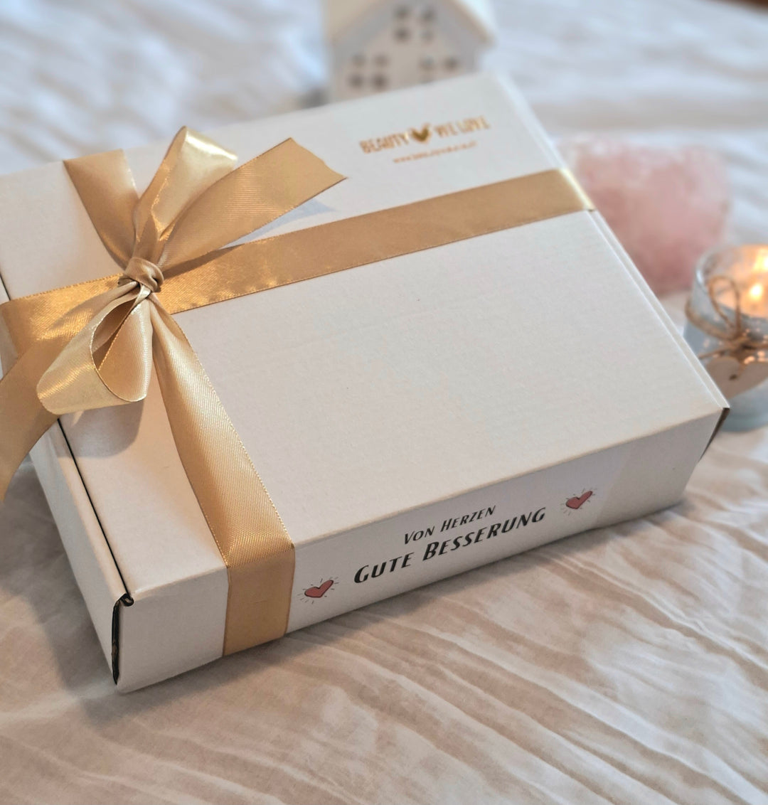 Hübsch verpackte Geschenkbox mit "von Herzen gute Besserung" Aufkleber
