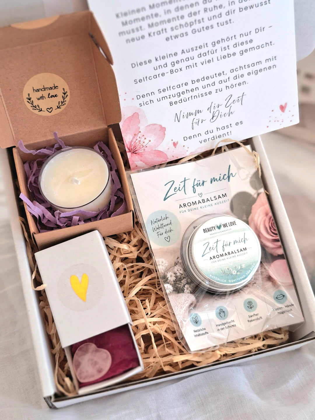 Liebevolle Selfcare Geschenkbox mit Rosen Balsam "Zeit für mich", handgemachter Sojawachskerze mit kleiner Botschaft "du bist etwas Besonderes - danke dass es dich gibt" und einem Herz Rosenquarz
