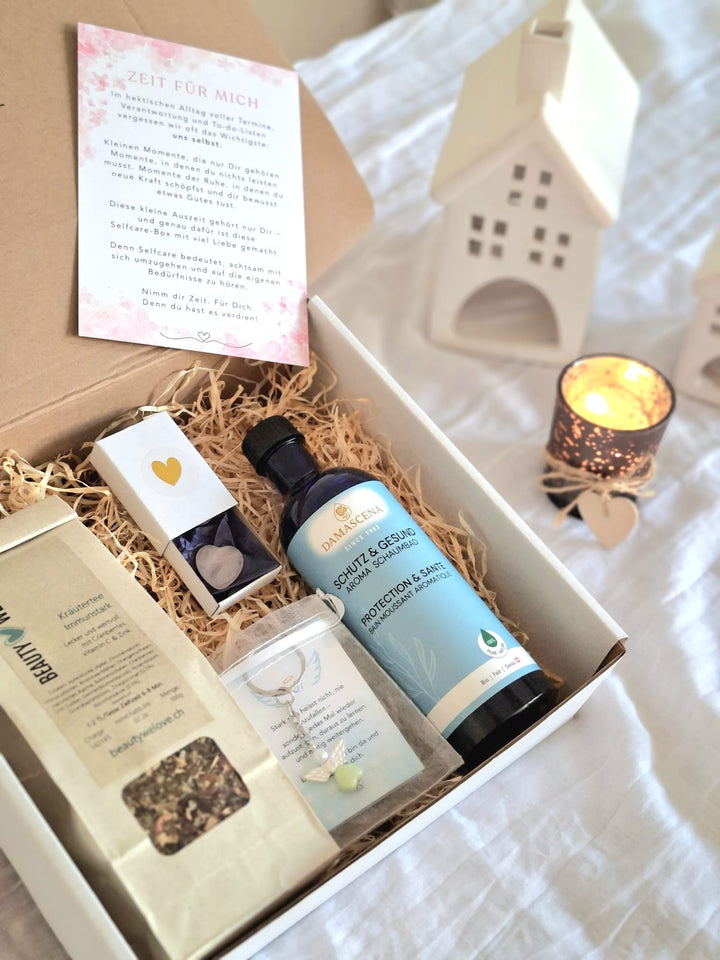Geschenkset Gute Besserung – Selfcare Box für Wohlbefinden & Genesung
Schenke Wärme, Geborgenheit und Selfcare mit unserer liebevollen Box: Aromaschaumbad „Schutz & Gesund“, Kräutertee „Immunstark“, Schutzengel, Rosenquarz-Herz und Karte „Zeit für mich“. Perfekt als Gute-Besserung-Geschenk oder für deine persönliche Regeneration zu Hause.