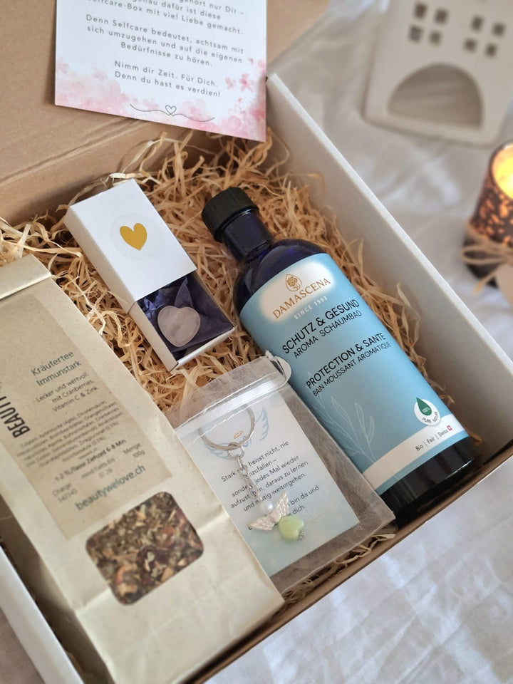 Geschenkset Gute Besserung – Selfcare Box für Wohlbefinden & Genesung
Schenke Wärme, Geborgenheit und Selfcare mit unserer liebevollen Box: Aromaschaumbad „Schutz & Gesund“, Kräutertee „Immunstark“, Schutzengel, Rosenquarz-Herz und Karte „Zeit für mich“. Perfekt als Gute-Besserung-Geschenk oder für deine persönliche Regeneration zu Hause.