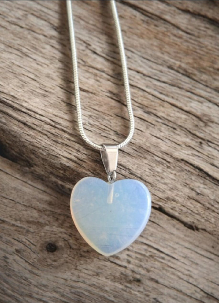 Pendentif cœur en opalite – un compagnon lumineux pour le cœur et l’âme