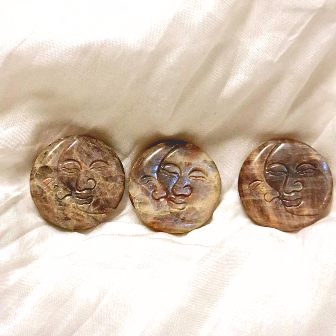 Weisser Labradorit Mond – Handgeschliffener Mondstein-Effekt, ca. 4 cm