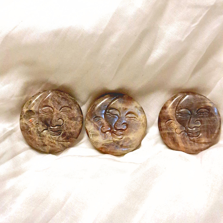 Weisser Labradorit Mond – Handgeschliffener Mondstein-Effekt, ca. 4 cm