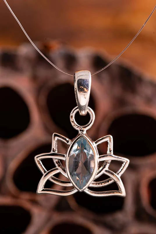 Lotus mit blauem Topas Anhänger -  925 Sterling Silber