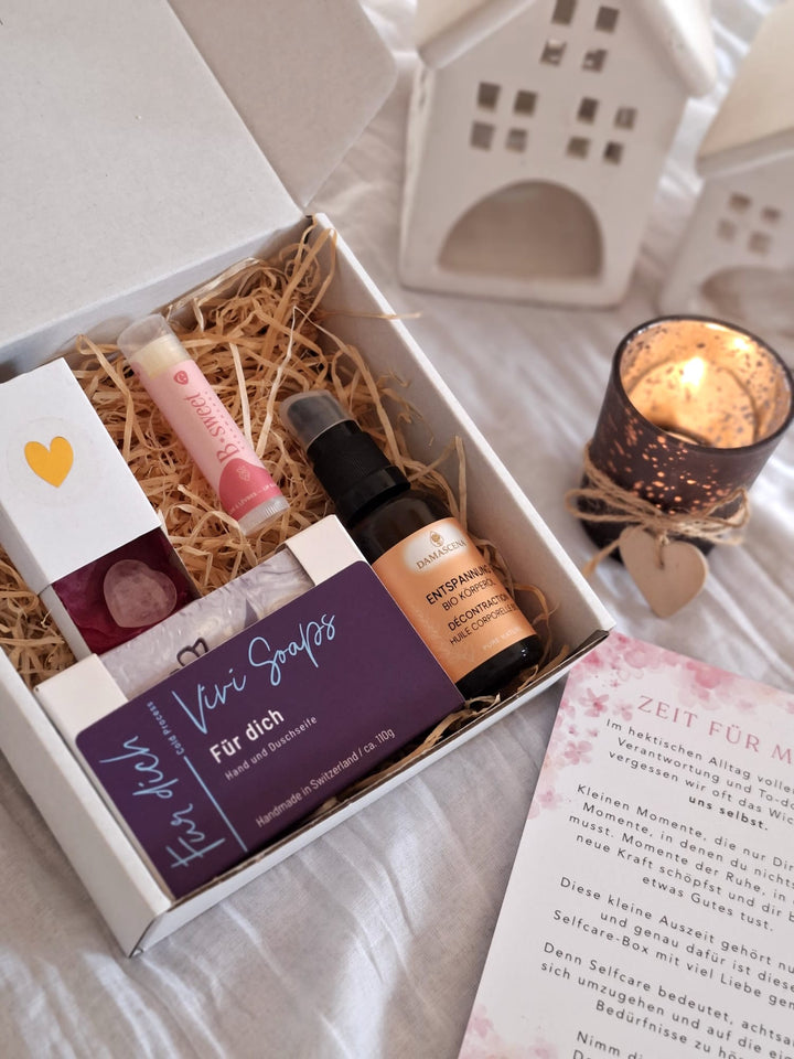 Natürliche Selfcare Geschenkbox für liebevolle Verwöhnmomente – mit veganer Hand- & Duschseife, Erdbeer-Lippenbalsam, Rosenquarz Herz und entspannendem Körperpflegeöl. Hergestellt in kleinen, zertifizierten Schweizer Manufakturen.