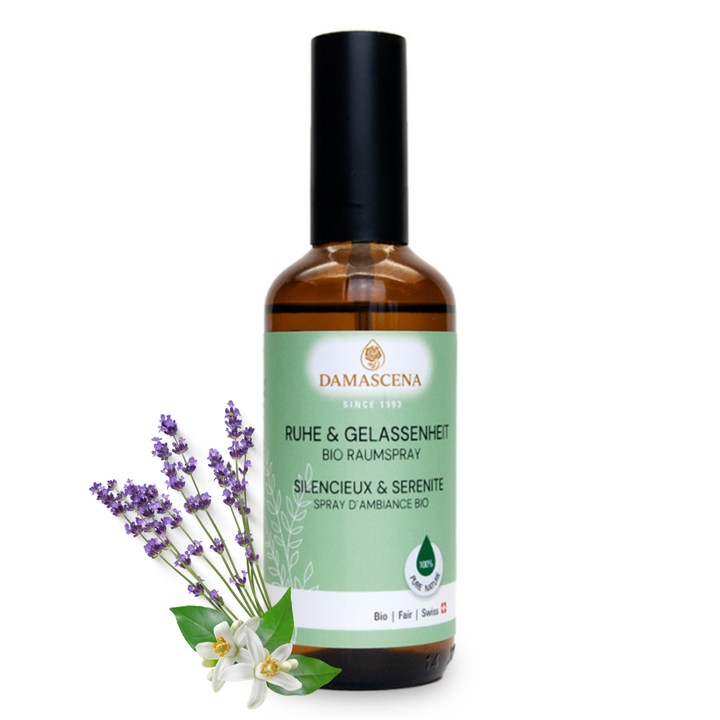 Schenke Dir&nbsp; sich und deinen Räumen bewusste Momente der Entspannung, Ausgeglichenheit und inneren Ruhe.
Das BIO Raumspray „Ruhe &amp; Gelassenheit“ vereint eine fein abgestimmte Komposition aus 100 % naturreinen ätherischen Ölen wie Lavendel, Kamille, Neroli, Ylang Ylang und weiteren ausgewählten Essenzen.