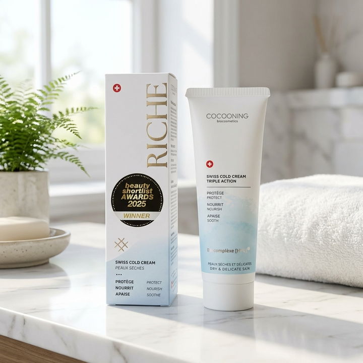 Die Swiss Cold Cream von Cocooning ist eine reichhaltige, parfümfreie 3-in-1-Pflege für Gesicht, Hände und Körper. Entwickelt für trockene, empfindliche und anspruchsvolle Haut, versorgt sie die Haut intensiv mit Feuchtigkeit, pflegt nachhaltig und unterstützt die natürliche Hautbarriere – besonders bei Kälte, Wind oder trockener Luft.