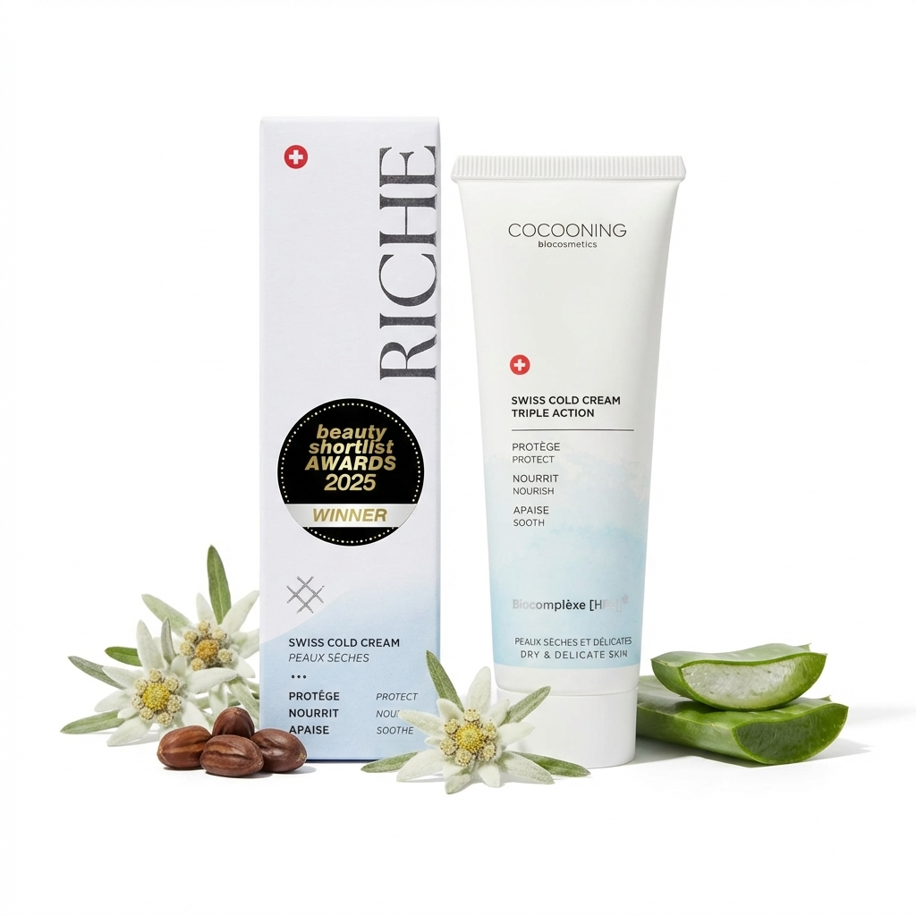 Die Swiss Cold Cream von Cocooning ist eine reichhaltige, parfümfreie 3-in-1-Pflege für Gesicht, Hände und Körper. Entwickelt für trockene, empfindliche und anspruchsvolle Haut, versorgt sie die Haut intensiv mit Feuchtigkeit, pflegt nachhaltig und unterstützt die natürliche Hautbarriere – besonders bei Kälte, Wind oder trockener Luft.